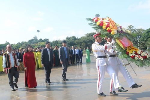 Đoàn đại biểu dự Đại hội đại biểu MTTQ Việt Nam tỉnh Gia Lai dâng hoa, báo công với Bác
