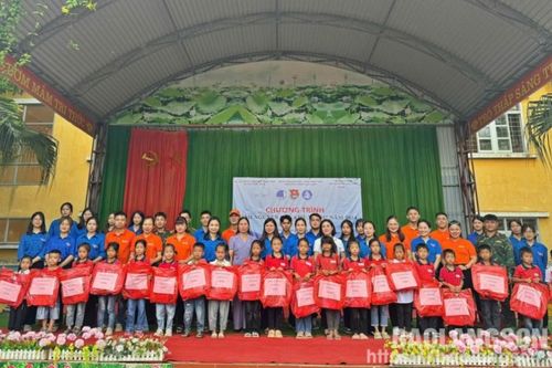 Đoàn thanh niên các đơn vị tổ chức Chương trình tình nguyện 'Tiếp bước em đến trường' tại huyện Lộc Bình