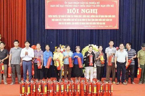 Tặng 114 bình chữa cháy xách tay cho hộ nghèo, cận nghèo