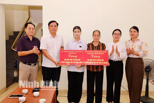 Tặng sổ tiết kiệm cho học sinh có hoàn cảnh đặc biệt khó khăn tại Yên Mô