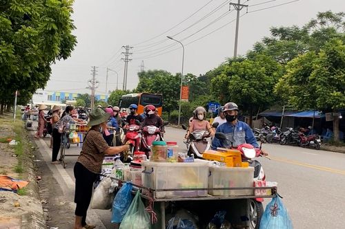Hàng rong bủa vây Khu công nghiệp Thụy Vân