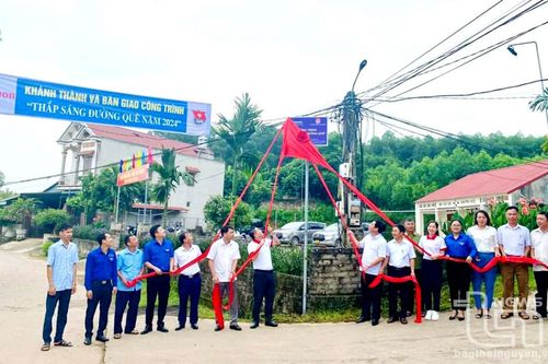 'Áo xanh' thắp sáng đường quê