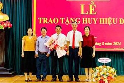 Phong Điền: 25 đảng viên được trao Huy hiệu Đảng