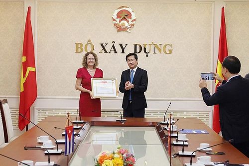 Bộ Xây dựng trao Kỷ niệm chương cho Tham tán Kinh tế và Thương mại, Đại sứ quán Cuba tại Việt Nam