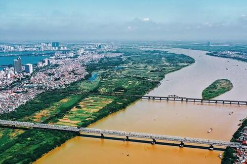 Hà Nội siết chặt quản lý, sử dụng đất ven sông làm bãi chứa vật liệu