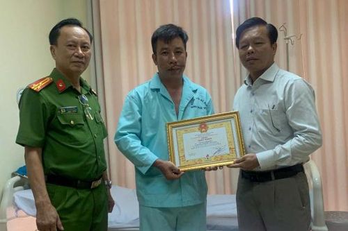 Bị thương khi khống chế tội phạm, Thiếu tá Công an phải khâu gần 40 mũi