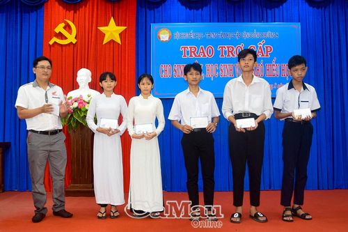 Trao gần 70 triệu đồng cho học sinh nghèo hiếu học