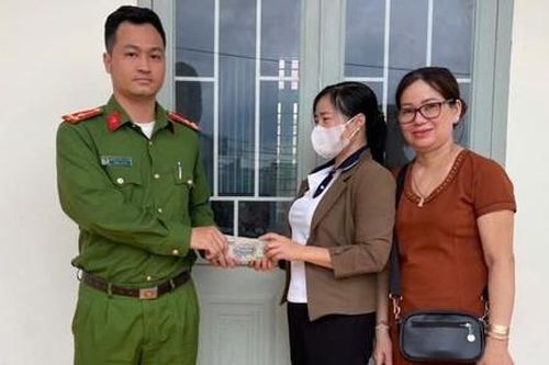Nhận được 110 triệu đồng từ tài khoản lạ, người phụ nữ nhờ Công an trả lại