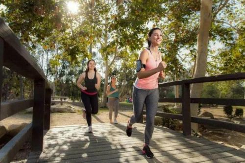 Chạy bộ 5km và đi bộ nhanh 5km, cách nào tốt cho sức khỏe hơn?