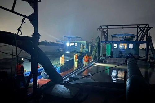 Cảnh sát mật phục bắt 'cát tặc' lúc rạng sáng trên sông Hồng