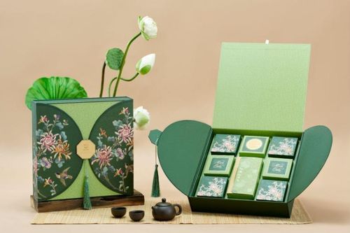 Say đắm vẻ đẹp và hương vị Set quà Kim Ngọc từ Momi Mooncake