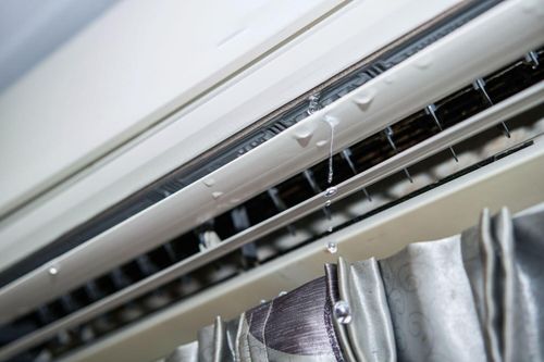 Nước điều hòa liên tục nhỏ giọt lên tường, phải làm sao?