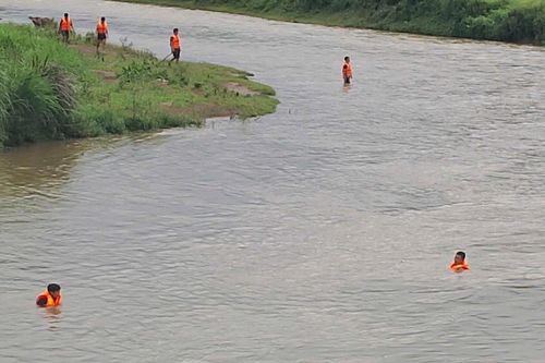 Hơn 100 người tìm kiếm người đàn ông nghi bị lũ cuốn trôi ở Yên Bái