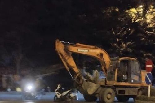 Khởi tố người lái máy xúc làm cháu bé đi tập xe đạp tử vong
