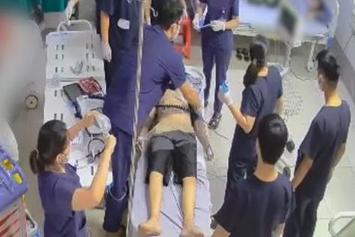 Clip: Người đàn ông 34 tuổi ở Phú Thọ ngừng tim, được bác sĩ cứu sống trong gang tấc