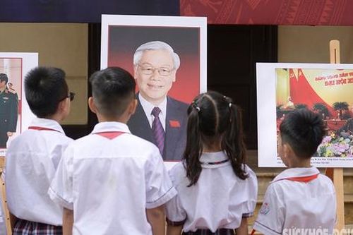 Học sinh Thủ đô xúc động xem Triển lãm ảnh 'Tổng Bí thư Nguyễn Phú Trọng'