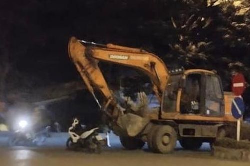 Tạm giữ tài xế máy xúc gây tai nạn làm 1 người tử vong ở Hà Nội