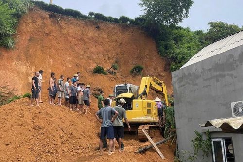 Giải cứu người đàn ông bị vùi lấp trong vụ sạt lở đất