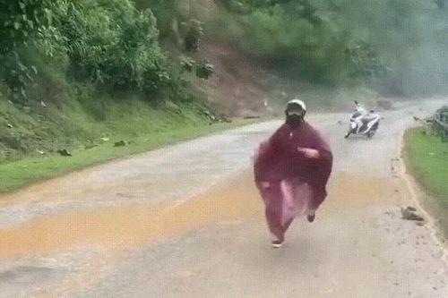 Khoảnh khắc cô gái nhanh trí bỏ xe chạy thoát thân, tránh sạt lở