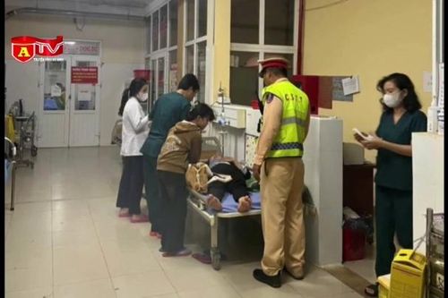 Cảnh sát giao thông dùng xe tuần tra chở nữ hành khách đau tim đến bệnh viện kịp thời