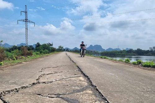 Đê Năm Căn xuống cấp, người dân lo lắng