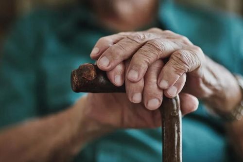 Con người già đi nhanh chóng ở 2 thời điểm quan trọng