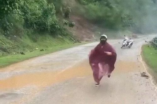 Cận cảnh cô gái bỏ xe chạy khi sạt lở ở sau lưng