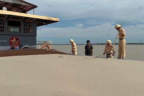 Bắt giữ một tàu chở cát trái phép trên sông Hồng