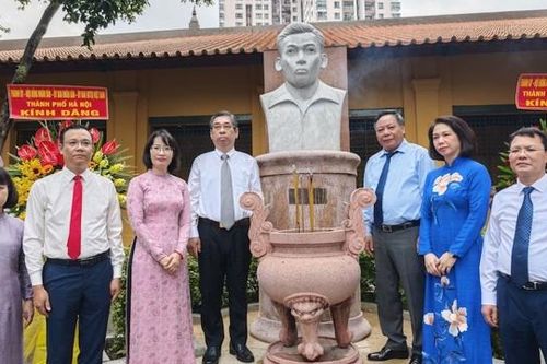 Dâng hương Tổng Bí thư Trần Phú, thăm Di tích trại giam Bệnh viện Chợ Quán
