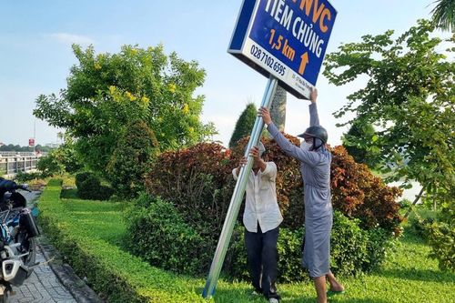 Làm rõ sai phạm trong việc 'đục' vỉa hè cắm bảng quảng cáo VNVC