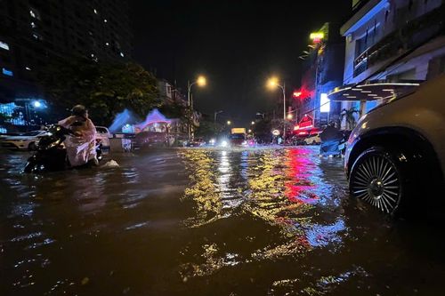 Mưa lớn suốt đêm, nhiều tuyến đường ở Hà Nội ngập sâu