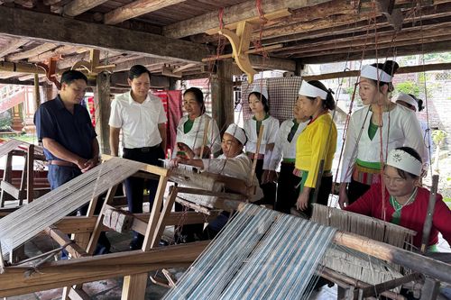 Hồi sinh nghề dệt thổ cẩm ở Phú Thọ