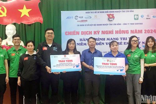 Trao thiết bị phòng y tế học đường và sách giáo khoa tặng học sinh huyện vùng xa Lâm Đồng