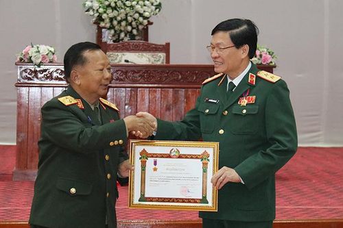 Lào tặng thưởng Huân chương cấp Nhà nước cho Học viện Quân y Việt Nam
