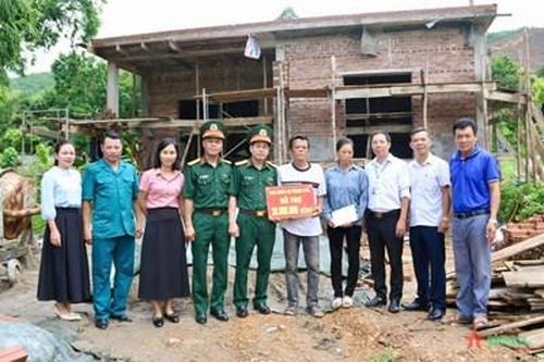 Ban CHQS thành phố Uông Bí: Trao kinh phí hỗ trợ xây dựng 'Nhà Đại đoàn kết'