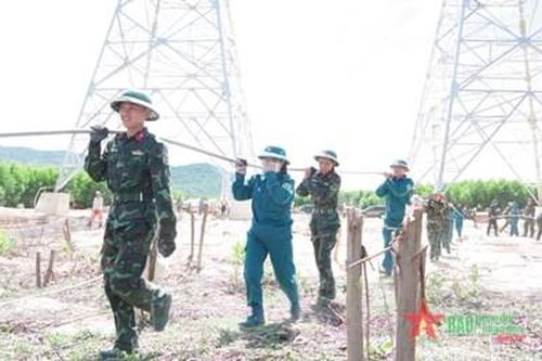 Bộ đội hỗ trợ thi công đường dây 500kV