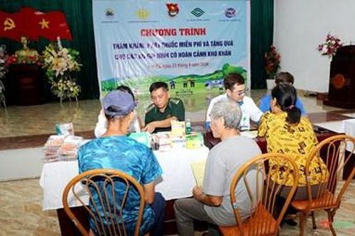 Khám và tư vấn sức khỏe cho người dân trên đảo Cát Bà