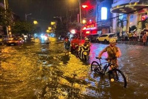TP Hà Nội: Mưa to, cảnh báo ngập úng trên nhiều tuyến phố