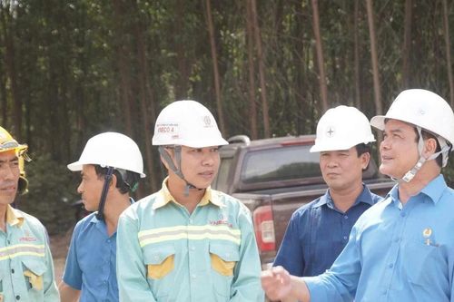 Chủ tịch Tổng Liên đoàn Lao động Việt Nam động viên công nhân quyết tâm hoàn thành dự án 500kV mạch 3