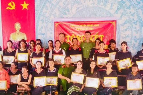 Công an xóa mù chữ cho đồng bào Ba Na