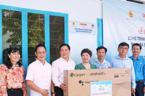 Báo Giáo dục và Thời đại bàn giao công trình nhà tập thể cho giáo viên An Giang