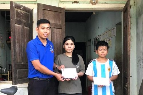 Trò nghèo nhẹ bước tới trường
