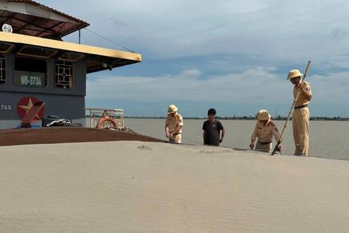 Thái Bình: Bắt giữ tàu khai thác cát trái phép trên sông Hồng