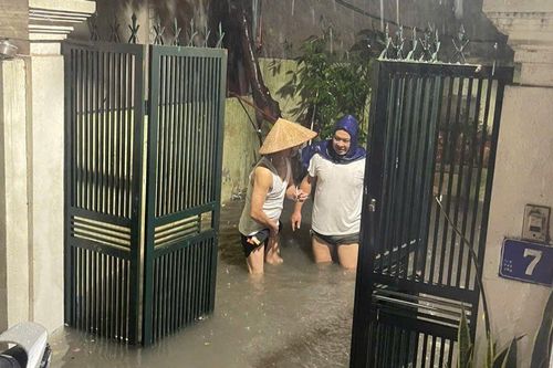 Cảnh 'đường như sông, nhà như ao' sau mưa lớn ở Hà Nội