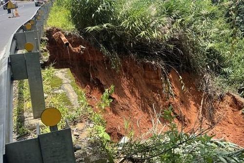 Sạt lở bờ ta luy âm trên đèo Tà Nung Đà Lạt