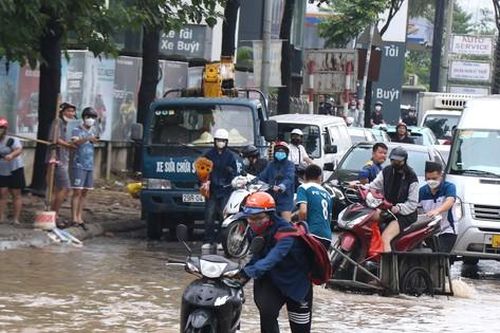 Đại lộ Thăng Long ùn tắc vì ngập, dịch vụ xe kéo đắt khách