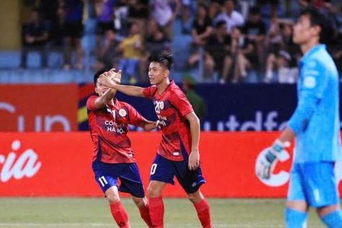 Thua sốc CAHN, HLV của đội bóng Thái Lan đổ tại trời mưa