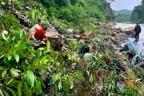 Xe buýt Ấn Độ chở 40 người lao xuống sông ở Nepal