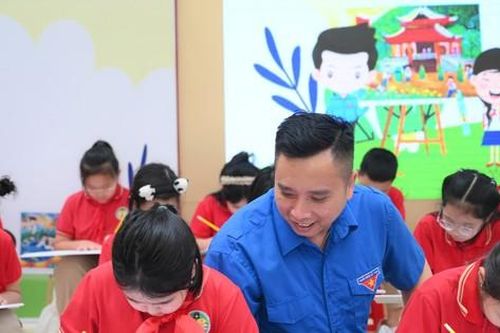 Học sinh Hà Nội tham gia Ngày hội sắc màu vẽ tranh về tình nguyện