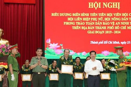 Tuyên dương những người kéo giảm tội phạm và tệ nạn xã hội trong cộng đồng